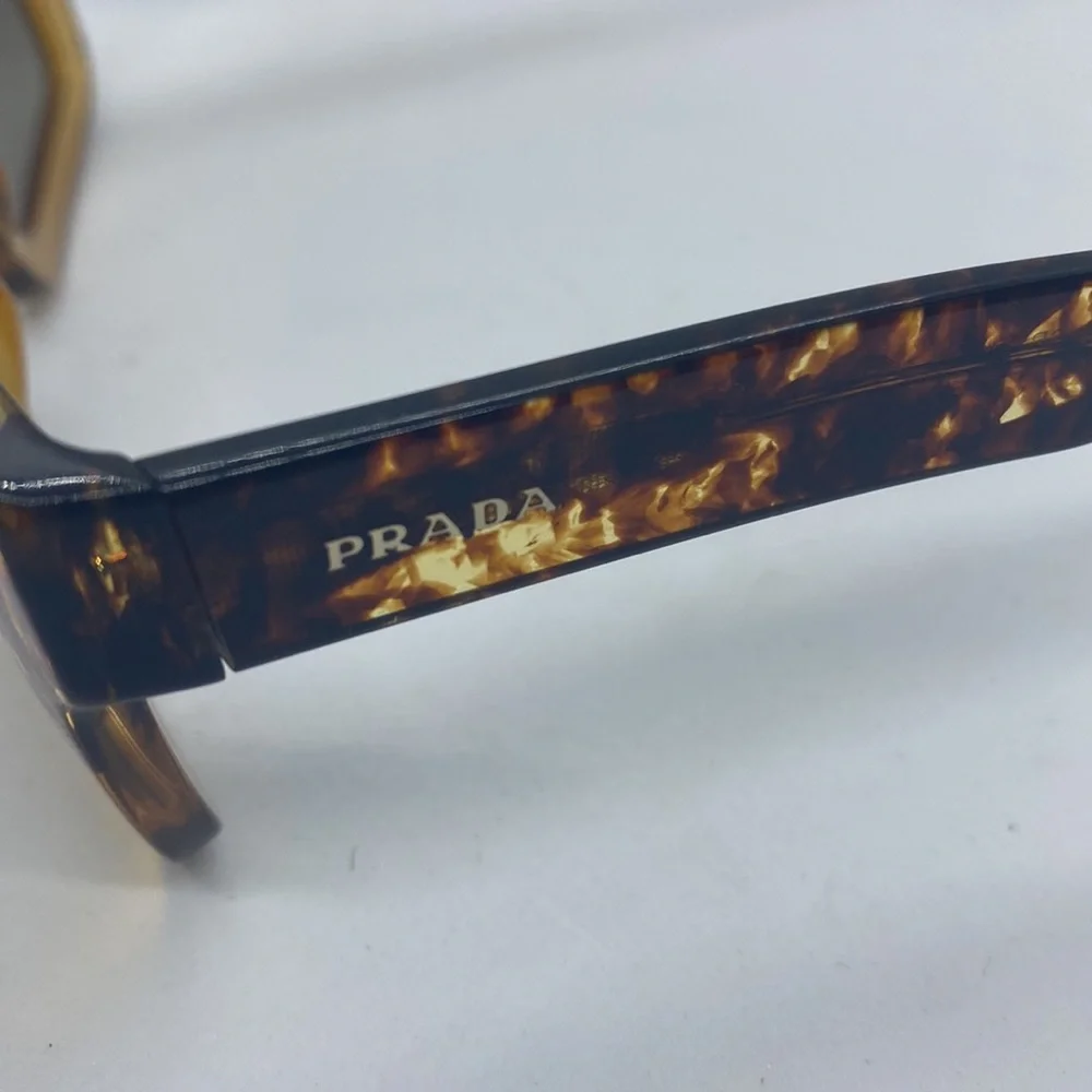 PRADA - Picture 4 of 8